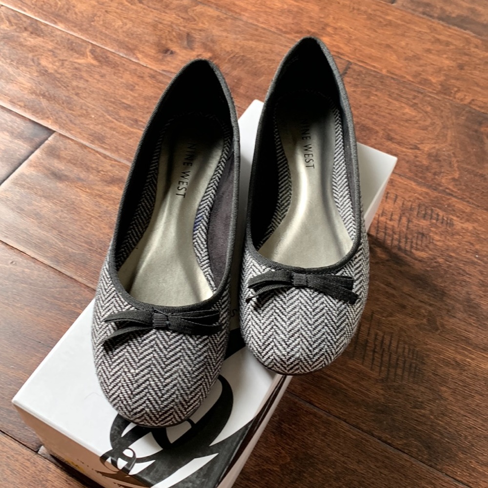 NIB NINE WEST JOANNAX5 Black/White Fabric Flats Size 6
